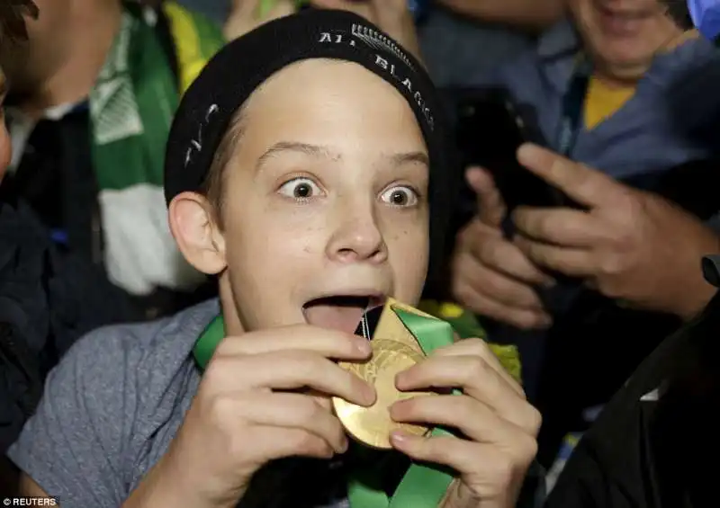 un ragazzo con la medaglia di sonny bill williams degli all blacks