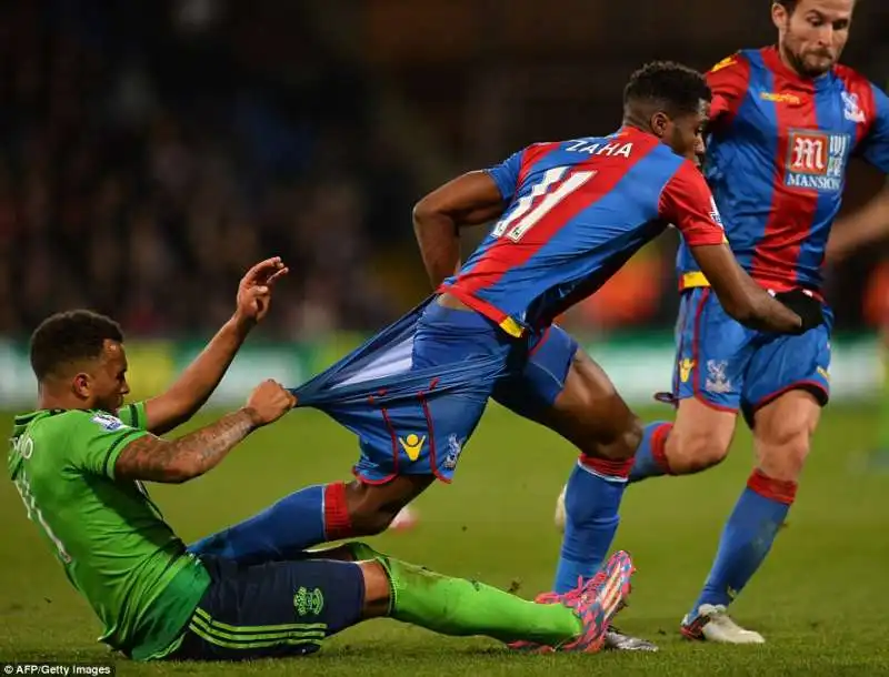 wilfried zaha trattenuto da ryan bertrand