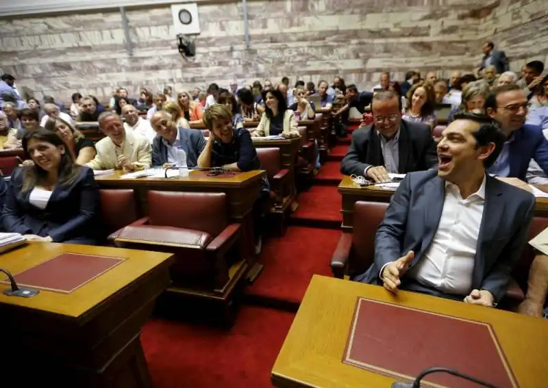 yannis behrakis alexis tsipras scherza con zoe konstantopoulou prima di una sessione parlamentare