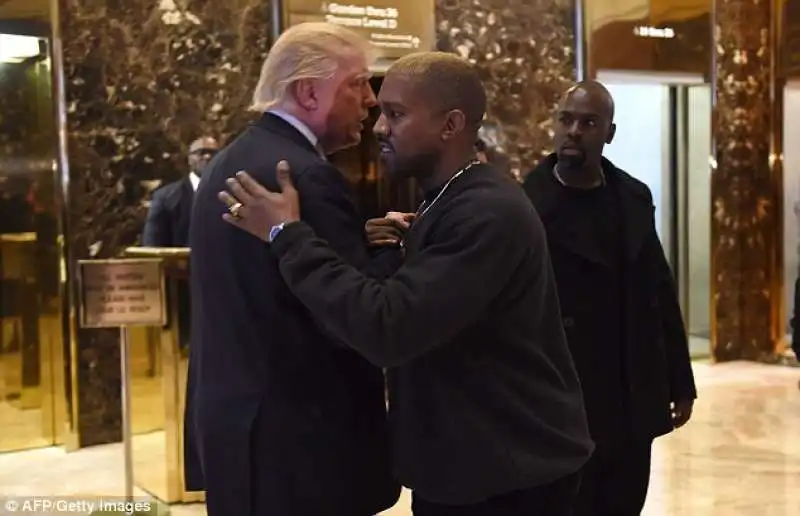 abbraccio fra donald e kanye