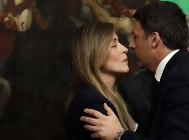 abbraccio tra maria elena boschi e matteo renzi 