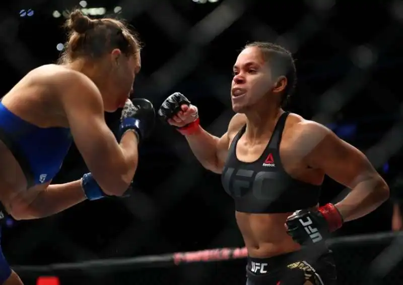 Amanda Nunes Contro Ronda Rousey Durante