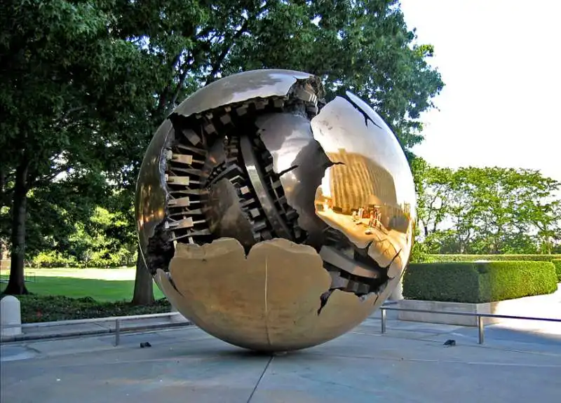 ARNALDO POMODORO - SFERA CON SFERA