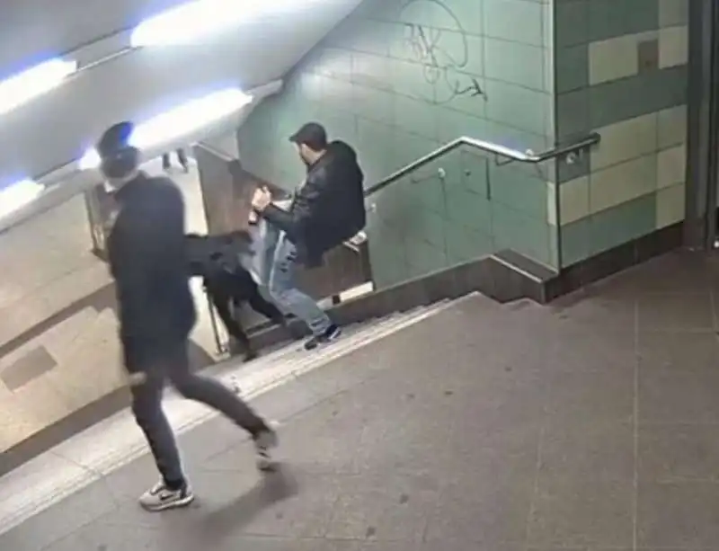 attacco sotto la metro di berlino