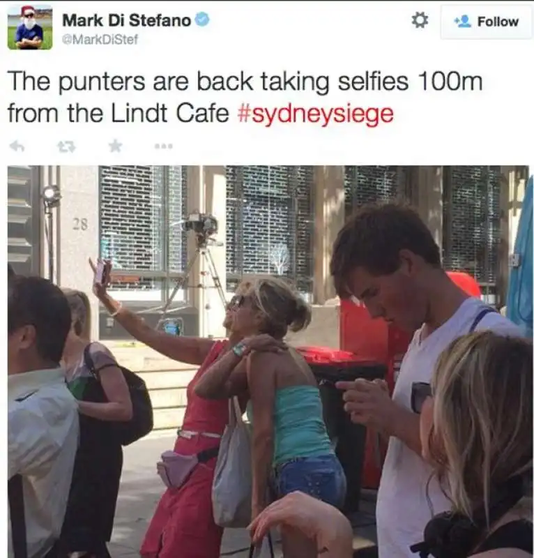 fuori dal cafe di sydney sotto attacco terroristico