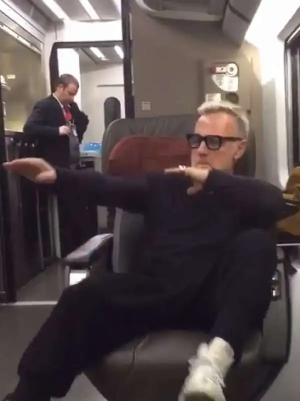 gianluca vacchi balletti in treno  2