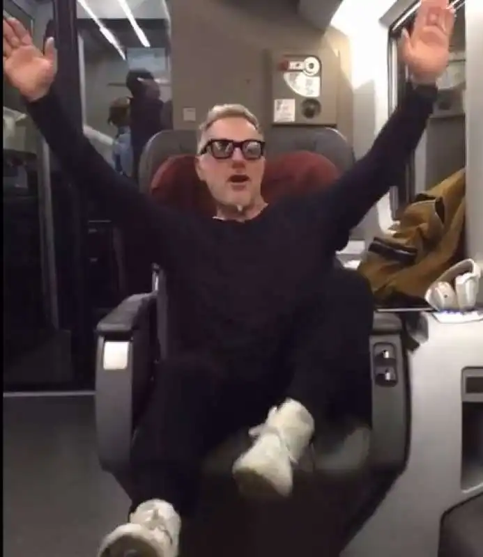 gianluca vacchi balletti in treno  4