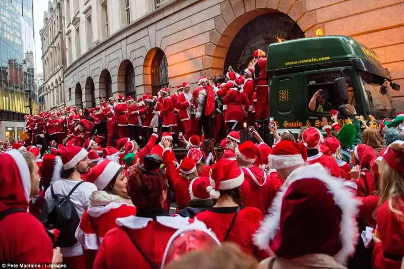 i santa a liverpool street station