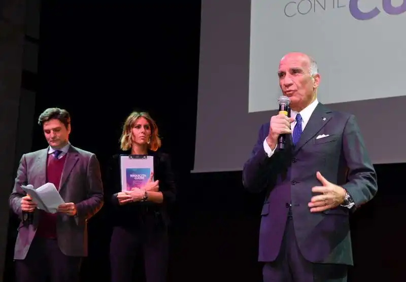 il presidente dell aci  angelo sticchi damiani ringrazia gli invitati alla serata charity