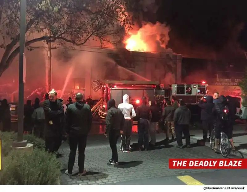 INCENDO A UN RAVE PARTY A OAKLAND 