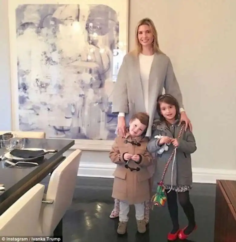 ivanka coi figli accanto ad un wool