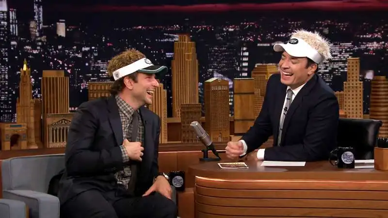 jimmy fallon e bradley cooper con parrucche e visiere