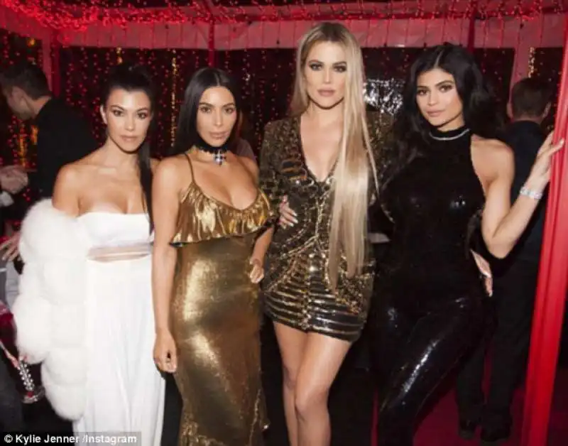 kim e le sorelle kardashian a natale