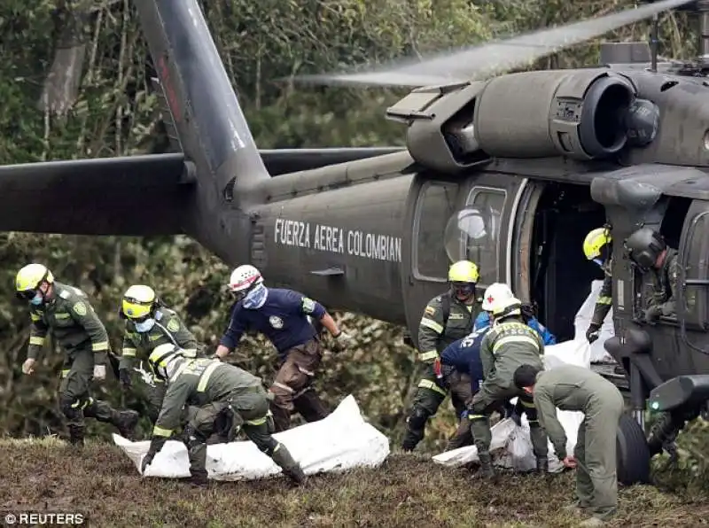 la polizia colombiana recupera i corpi