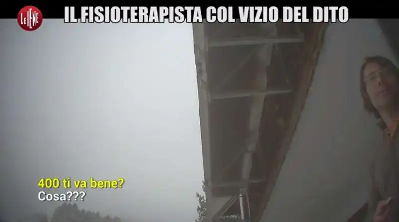 le iene il fisioterapista col dito birichino  1