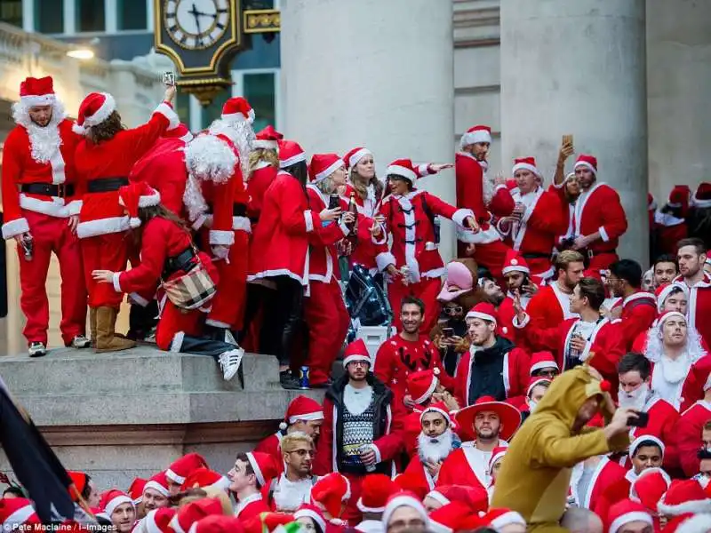 londra invasa dai babbo natale