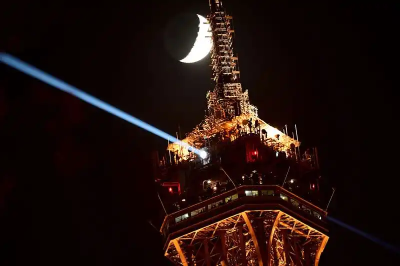 luna crescente e luci alla torre eiffel