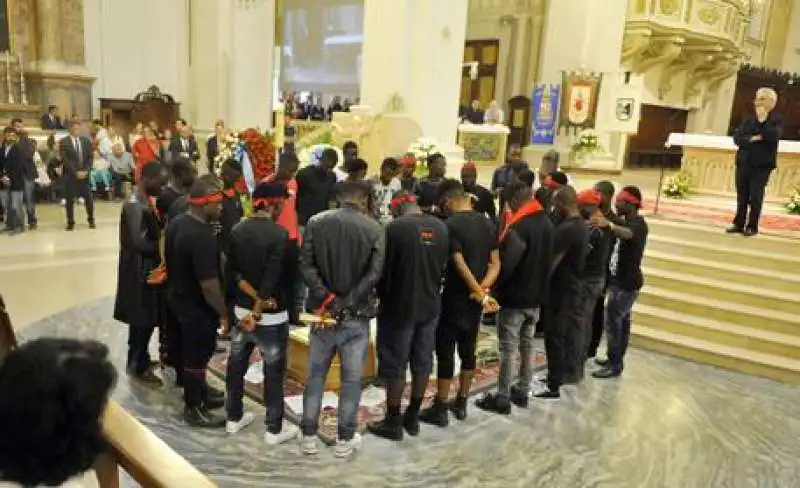 mafia nigeriana ai funerali di emmanuel chidi  2