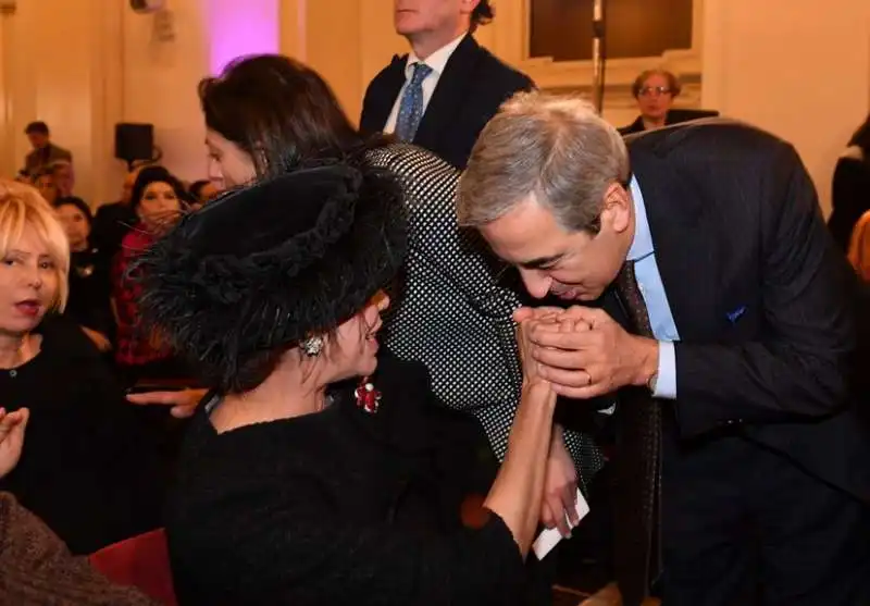 maurizio gasparri bacia la mano di marisela federici (1)