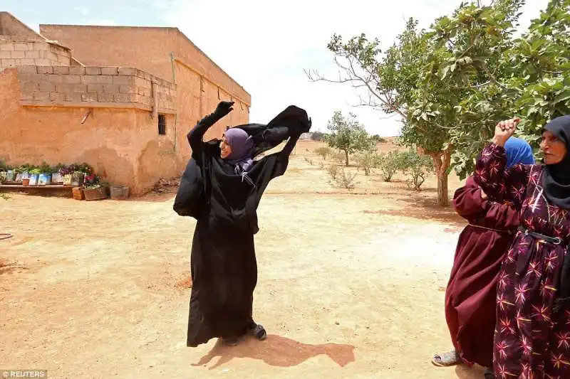 musulmana rimuove il niqab vicino ad aleppo