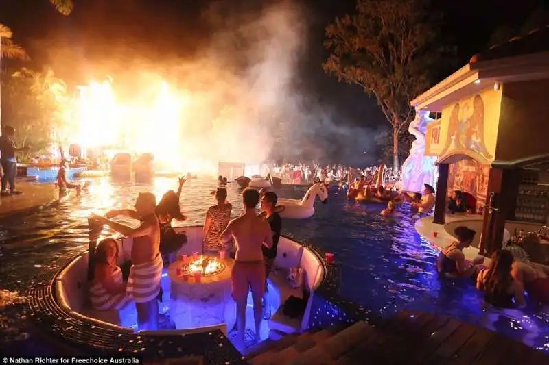 notte in piscina da candyman