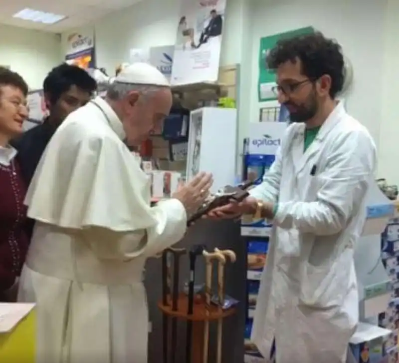 PAPA BERGOGLIO IN FARMACIA PER COMPRARE LE SCARPE