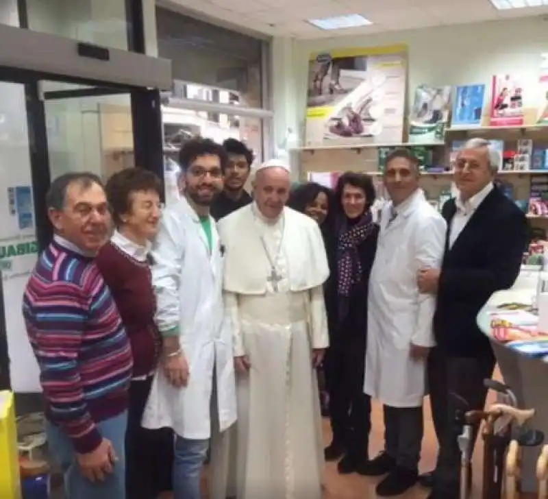 PAPA BERGOGLIO IN FARMACIA PER COMPRARE LE SCARPE 