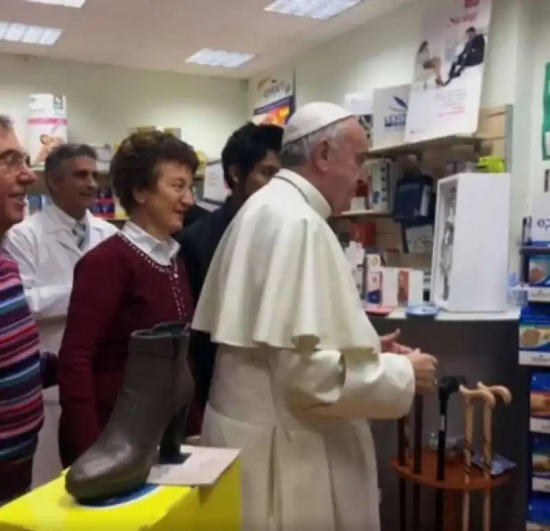 PAPA BERGOGLIO IN FARMACIA PER COMPRARE LE SCARPE  