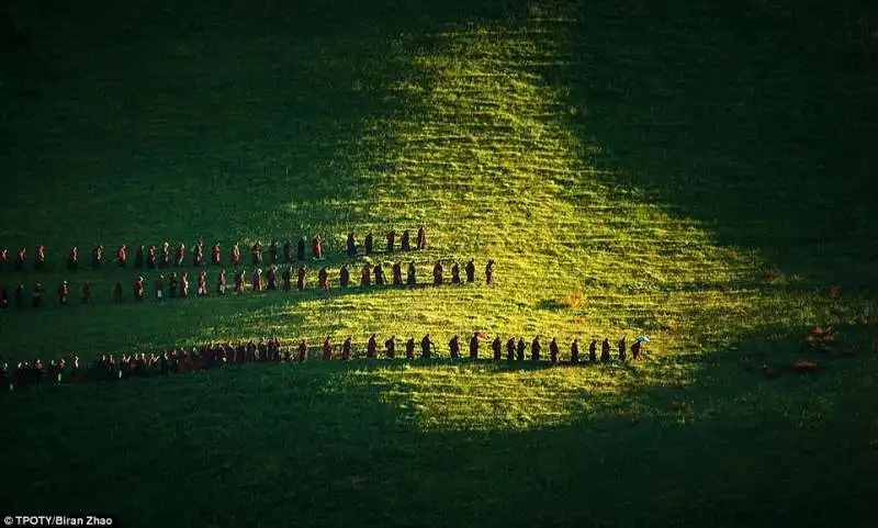 preghiera del mattino attorno alla montagna a  ganzi,