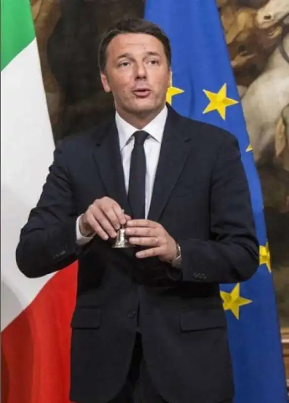 renzi con la campanella