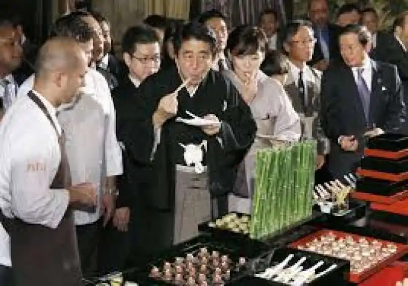 SHINZO ABE CON MOGLIE