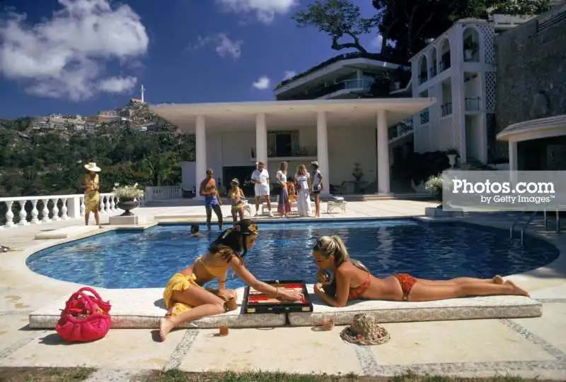 “women” di slim aarons 56