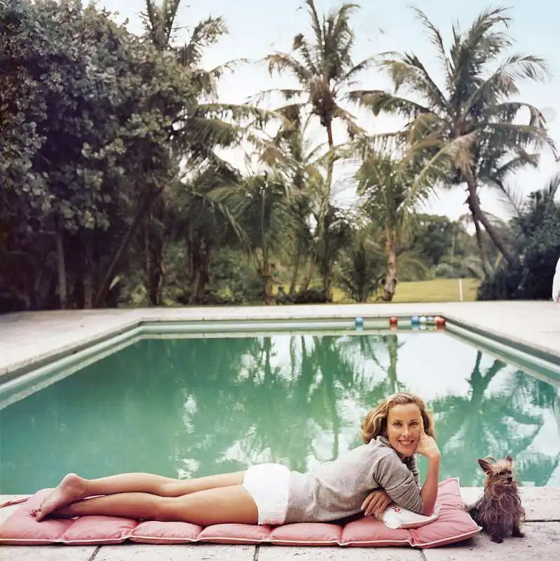 “women” di slim aarons b