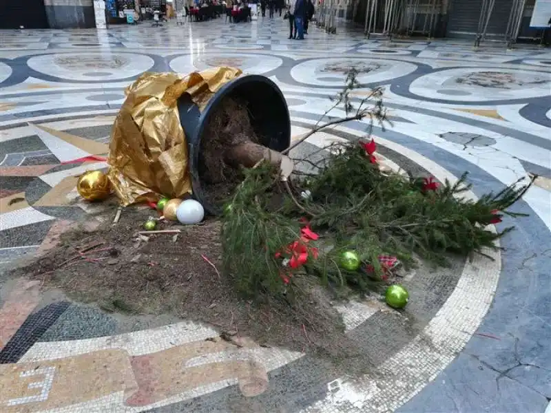 ALBERO DI NATALE ALLA GALLERIA UMBERTO A NAPOLI    