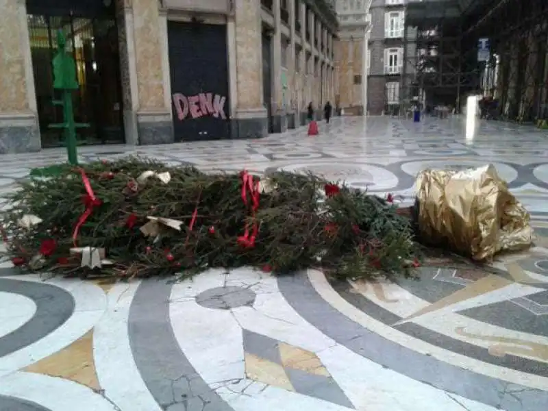 ALBERO DI NATALE ALLA GALLERIA UMBERTO A NAPOLI 