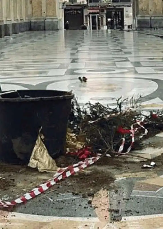 ALBERO DI NATALE ALLA GALLERIA UMBERTO A NAPOLI