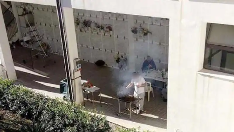 BARBECUE NEL CIMITERO IN PROVINCIA DI SIRACUSA