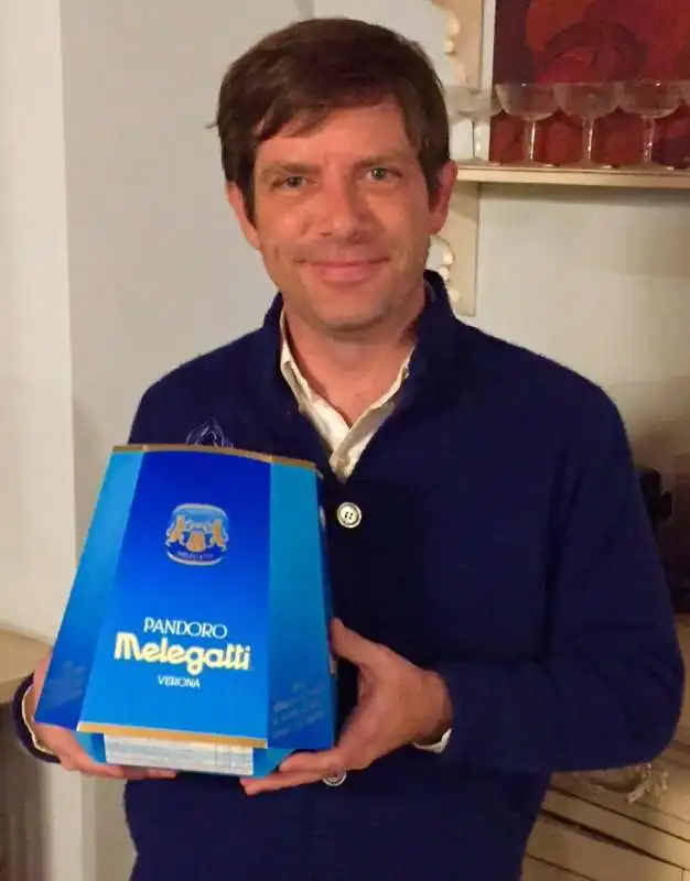 civati col pandoro melegatti