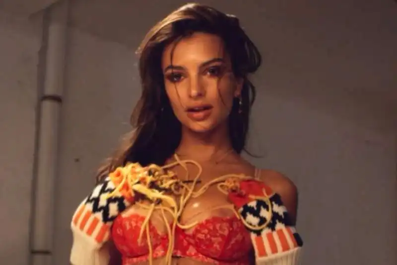 emily ratajkowski tra gli spaghetti .jpg