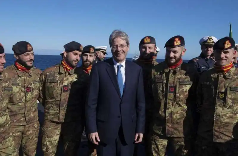 Gentiloni sulla nave Etna