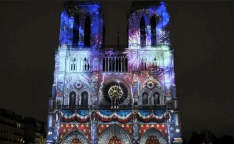 GIOCHI DI LUCE SULLA CATTEDRALE DI NOTRE DAME