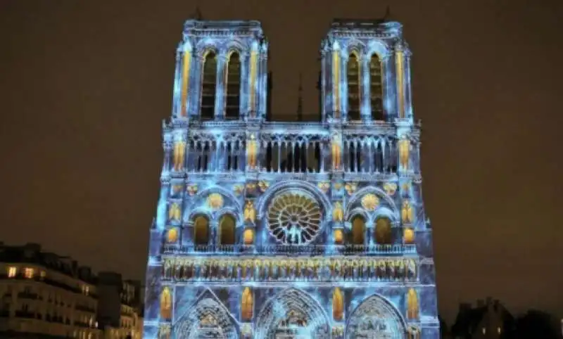 GIOCHI DI LUCE SULLA CATTEDRALE DI NOTRE DAME