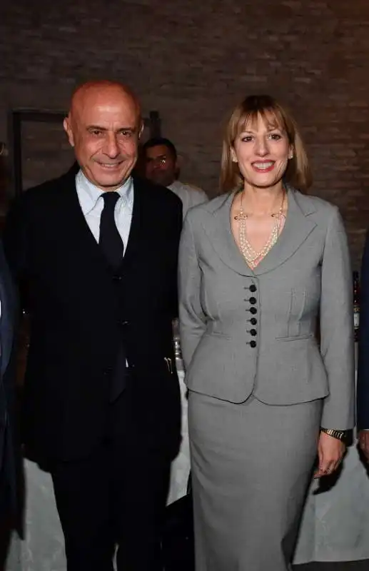 il ministro marco minniti con l ambasciatrice del regno unito jill morris