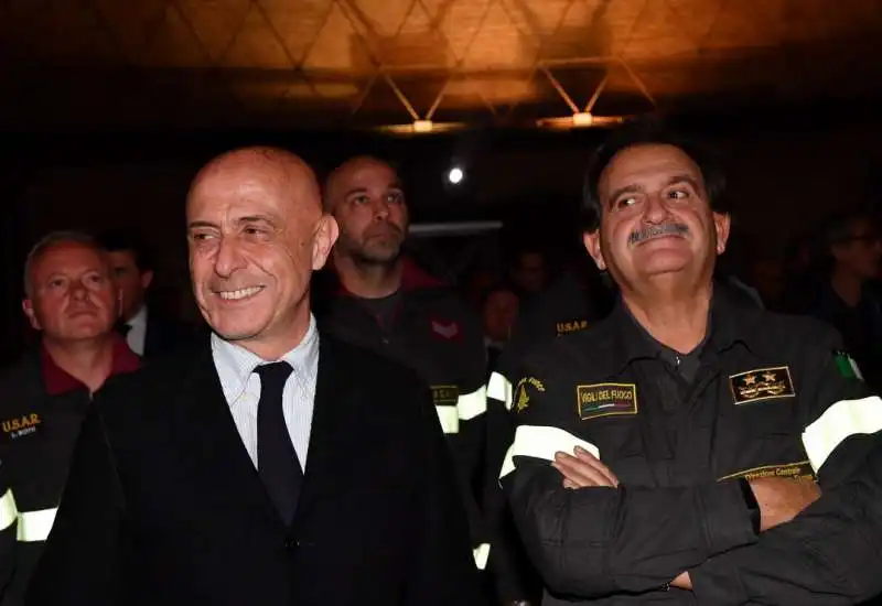 il ministro minniti con i vigili del fuoco intervenuti a rigopiano