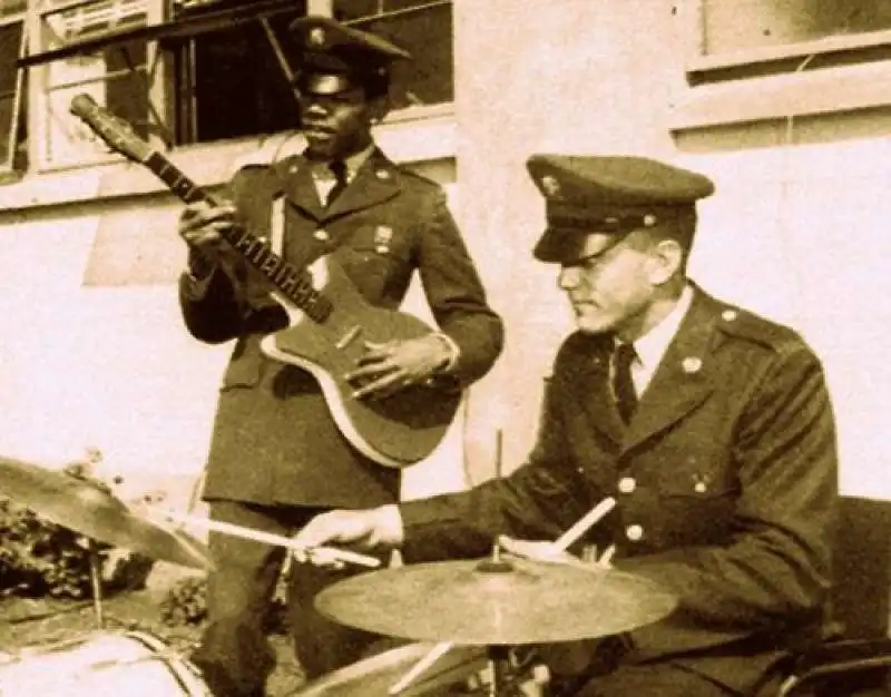 il tenente privato james hendrix suona la chitarra a fort campbell in kentucky   1962