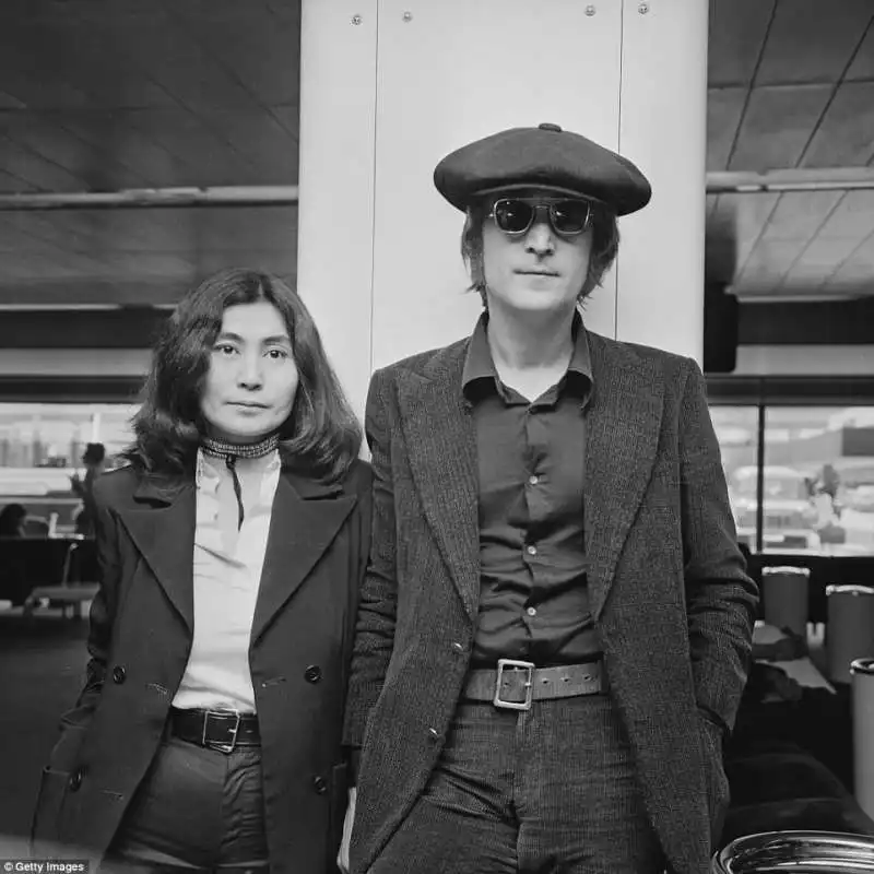 lennon  e yoko a heathrow 