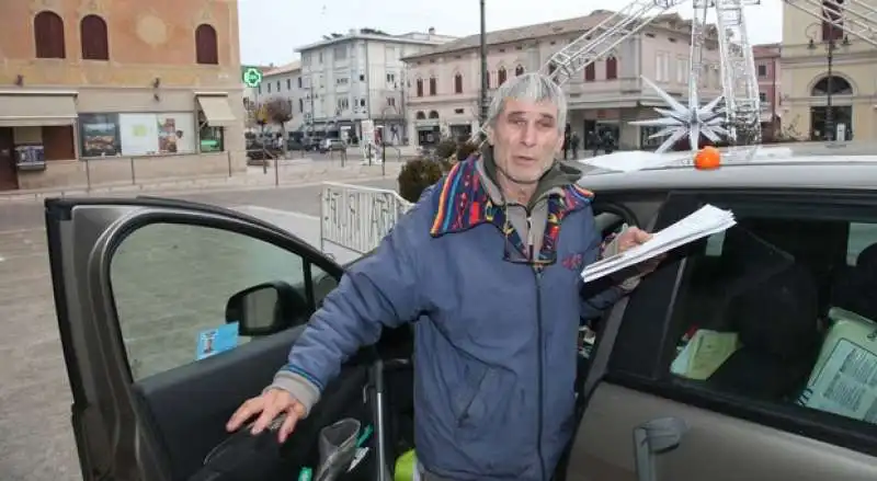 Marin Haralmbie si lancia con l auto contro ls sede di Veneto Banca