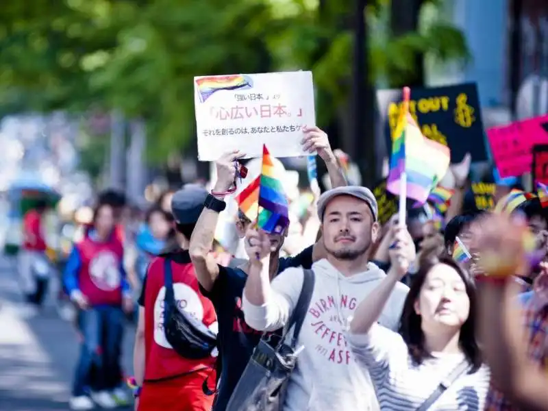 partecipanti di una manifestazione lgbt a tokyo