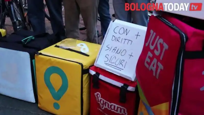 proteste dei rider deliveroo just eat sgnam