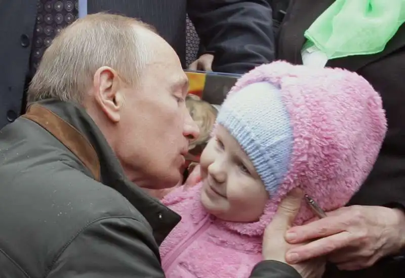 PUTIN E IL BACIO ALLA BIMBA